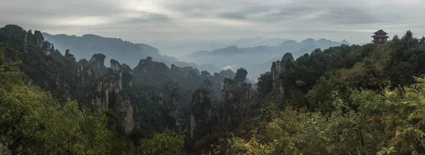 Zhangjiajie Ulusal Parkı 'ndaki Rock Dağları — Stok fotoğraf