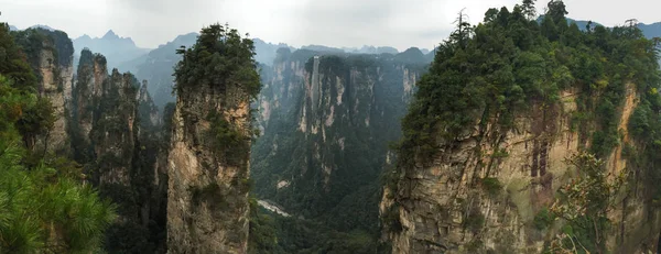 Montagne rocciose al Parco Nazionale di Zhangjiajie — Foto Stock