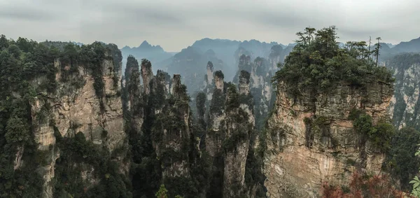 Гори в національному парку Чжанцзяцзи. — стокове фото