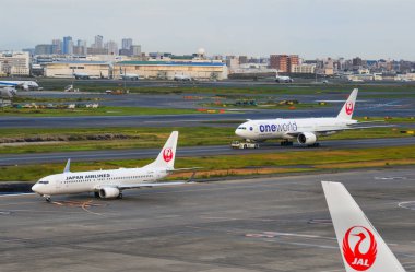 Tokyo Hadena Havaalanı 'ndaki yolcu uçağı. 