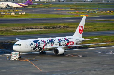 Tokyo Hadena Havaalanı 'ndaki yolcu uçağı. 