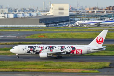 Tokyo Hadena Havaalanı 'ndaki yolcu uçağı. 