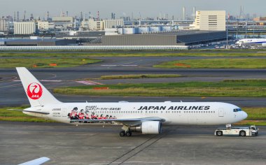 Tokyo Hadena Havaalanı 'ndaki yolcu uçağı. 