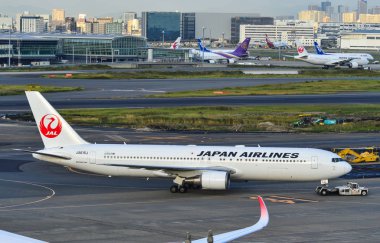 Tokyo Hadena Havaalanı 'ndaki yolcu uçağı. 