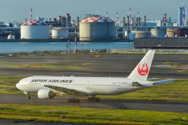 Tokyo Hadena Havaalanı 'ndaki yolcu uçağı. 