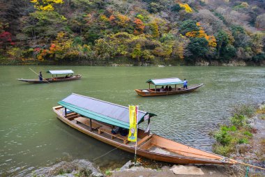 Arashiyama nehri yakınlarında renkli bir sonbahar mevsimi