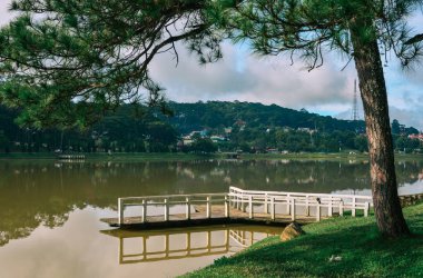 Dalat, Vietnam güneşli bir gün göl sahne