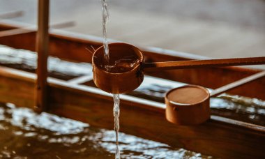 Japonya, Kyoto 'daki Shinto tapınağında Japon kepçeleri.