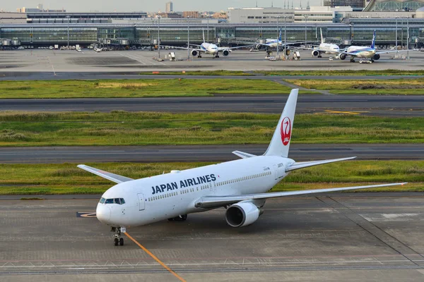 Επιβατικό αεροπλάνο στο αεροδρόμιο Τόκιο Χαντένα — Φωτογραφία Αρχείου