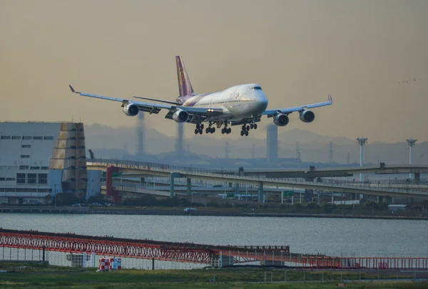 Avião de passageiros no Aeroporto de Tóquio Hadena — Fotografia de Stock