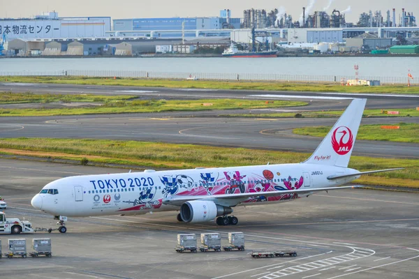 Tokyo Hadena Havaalanı 'ndaki yolcu uçağı. — Stok fotoğraf