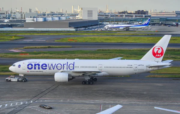 Επιβατικό αεροπλάνο στο αεροδρόμιο Τόκιο Χαντένα — Φωτογραφία Αρχείου