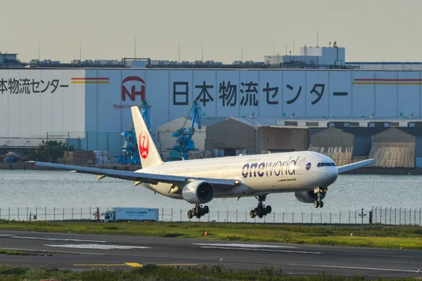 东京Hadena机场的客机 — 图库照片