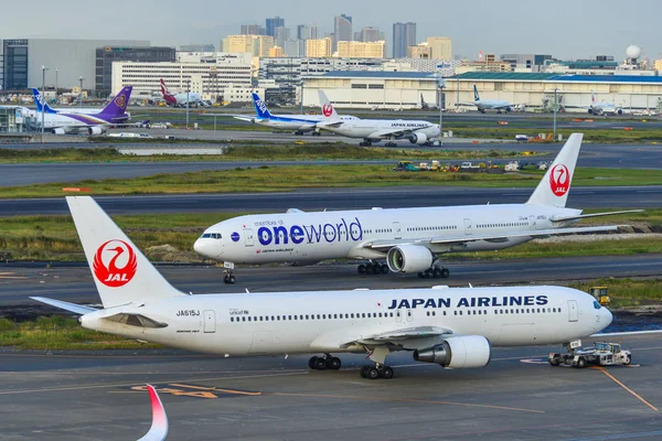 Пассажирский самолет в аэропорту Токио Хадена — стоковое фото