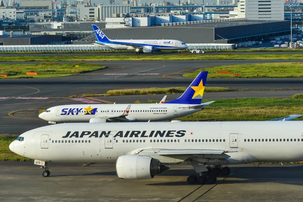 Avião de passageiros no Aeroporto de Tóquio Hadena — Fotografia de Stock