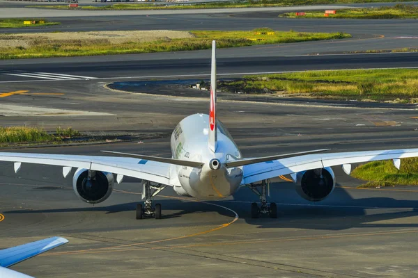 Пасажирський літак в аеропорту Токіо-Гадена. — стокове фото