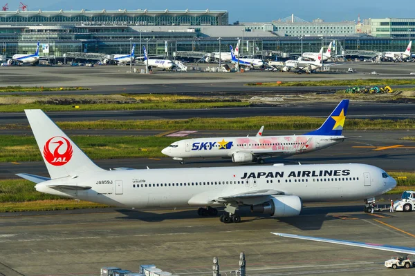 Пассажирский самолет в аэропорту Токио Хадена — стоковое фото