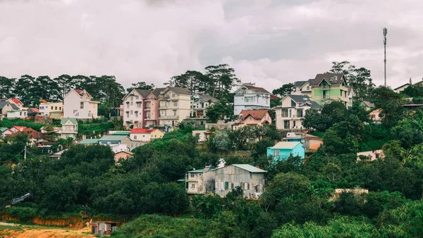 Tégla házak dombon Dalat, Vietnam — Stock Fotó