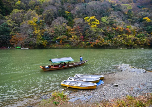 Colorful autumn season near Arashiyama river — Stock Photo, Image