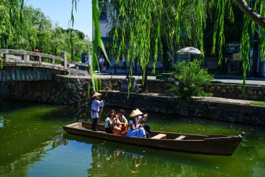 Kanallı antik köy manzarası 