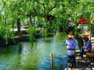 Kanallı antik köy manzarası 