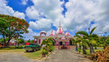 Gösterişli ağaçlı yerel tapınak 