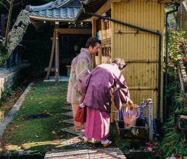 Antik Pagoda 'da kimonolu yaşlı kadınlar. 