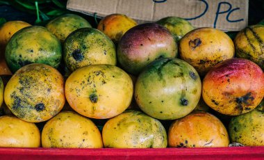 Mango meyveleri sokak pazarında satılıyor. 