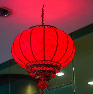 Asılı kırmızı fener süslemesi 
