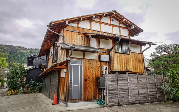 Dřevěný dům ve starém městě v Kjótu, Japonsko — Stock fotografie