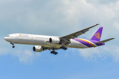 Yolcu uçağı Changi Havaalanına iniyor. 