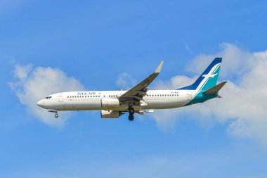 Yolcu uçağı Changi Havaalanına iniyor. 