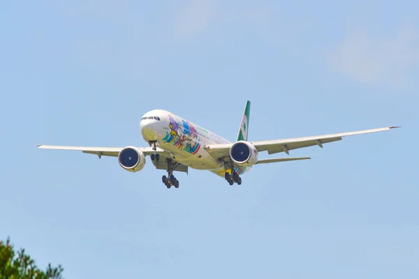 Avião de passageiros aterrissando no Aeroporto de Changi — Fotografia de Stock