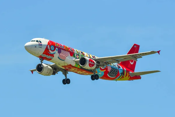 Avião de passageiros aterrissando no Aeroporto de Changi — Fotografia de Stock