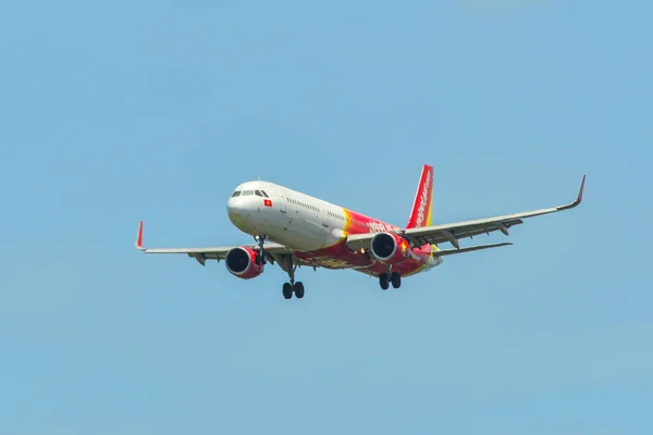 Passenger airplane landing at Changi Airport — Stock Photo, Image