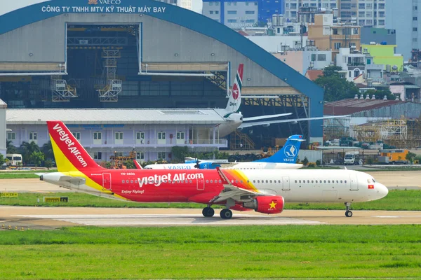 Saigon havaalanına iniş yolcu uçak — Stok fotoğraf
