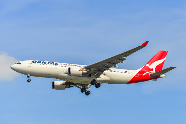 Посадка пассажирского самолета в аэропорту Чанги
 