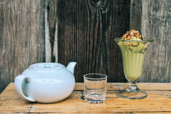 Морозиво Авокадо в кав'ярні — стокове фото