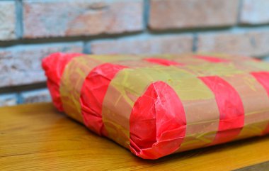 Teslim edilen kırmızı paket