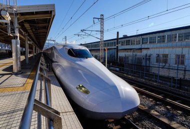 Shinkansen tren tren istasyonunda durdurma