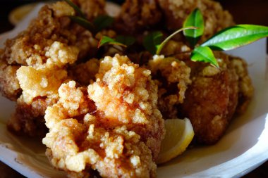 Öğlen yemeğinde kızarmış tavuk. 