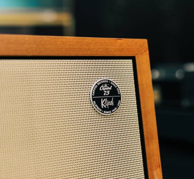 Mağazada gösterilecek Stereo hoparlör sistemi 