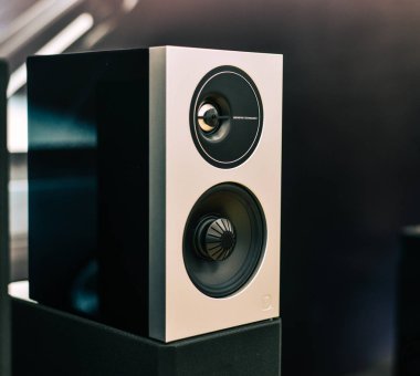 Mağazada gösterilecek Stereo hoparlör sistemi 