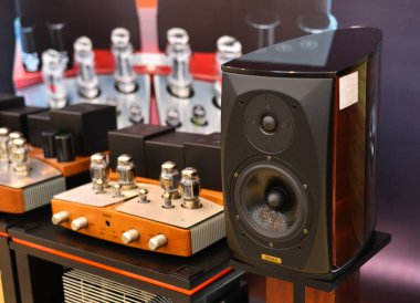 Mağazada gösterilecek Stereo hoparlör sistemi 