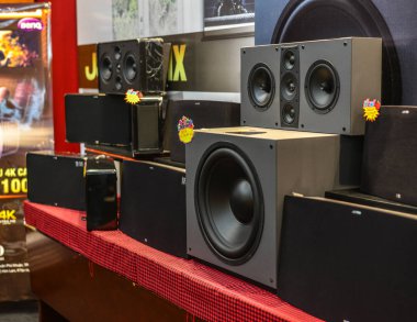 Mağazada gösterilecek Stereo hoparlör sistemi 