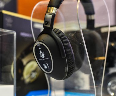 Dükkanda sergilenecek kulaklıklar.