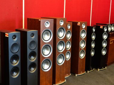Mağazada gösterilecek Stereo hoparlör sistemi 