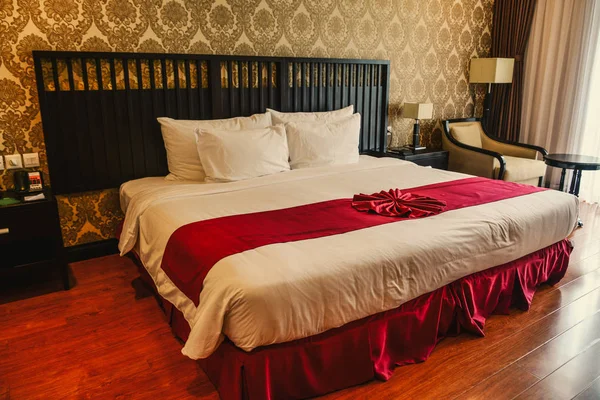 Modern bedroom at luxury hotel in Dalat, Vietnam — Stock Photo, Image