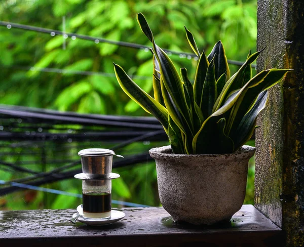 Wietnamski czarny gorąca kawa w vintage kawiarnia — Zdjęcie stockowe
