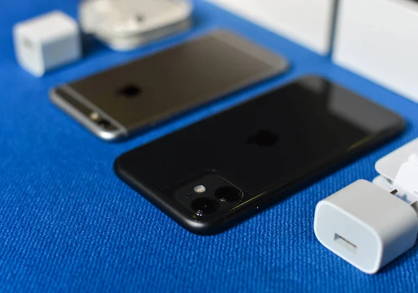 Apple akıllı telefon seti (iphone 6 & 11)) — Stok fotoğraf